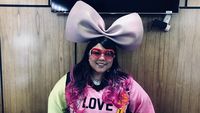 Gaya Nyentrik Nunung saat Tampil Melawak di TV