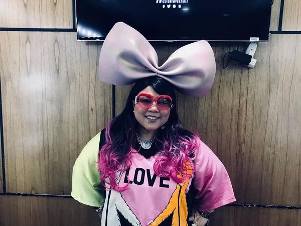 Gaya Nyentrik Nunung saat Tampil Melawak di TV