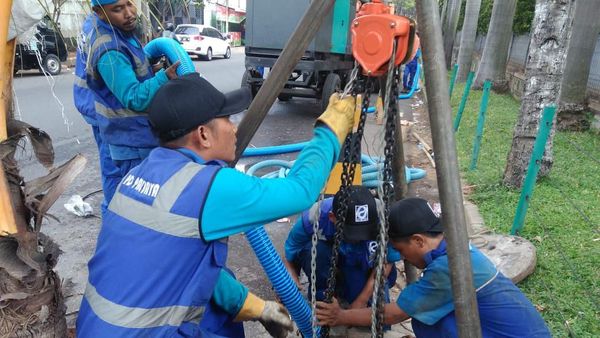 Potret Pembersihan Gorong-gorong Tersumbat Sampah Kondom di Kuningan