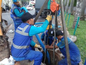 Potret Pembersihan Gorong-gorong Tersumbat Sampah Kondom di Kuningan