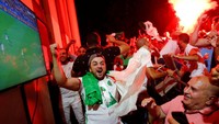 Fans Aljazair yang bersuka cita. Foto: Jean-Paul Pelissier / Reuters