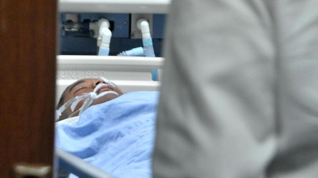 Siswa SMA Taruna Indonesia Palembang, Wiko Jerianda, saat masih koma di ICU RS Charitas Palembang, Sumsel, Rabu(17/7).