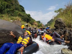 Pacu Adrenalin dengan River Tubing Selo Malang di Mojokerto