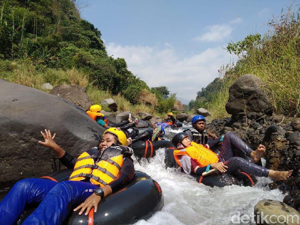 Pacu Adrenalin dengan River Tubing Selo Malang di Mojokerto