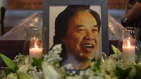 Jenazah Arswendo Atmowiloto Dilepas di Gereja St Matius Penginjil