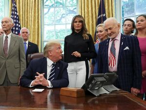 Momen Astronot Penakluk Bulan Mengeluh pada Trump