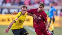 Mario Goetze dan Alex Oxlade-Chamberlain terlibat perebutan bola di babak pertama. (Foto: Trevor Ruszkowski/Reuters)