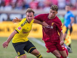 Mario Goetze dan Alex Oxlade-Chamberlain terlibat perebutan bola di babak pertama. (Foto: Trevor Ruszkowski/Reuters)