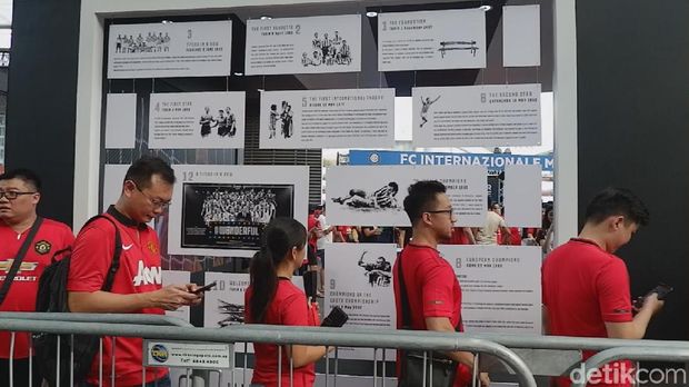 Antrean masuk ke dalam National Stadium, Singapura.