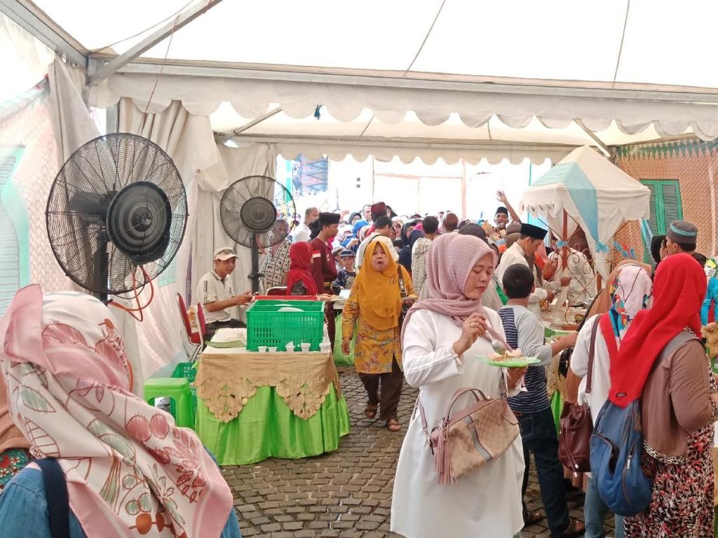 Warga Padati Stan Makanan Gratis Lebaran Betawi di Monas Warga Padati Stan Makanan Gratis Lebaran Betawi di Monas