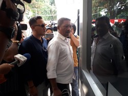 Dijenguk Anak Cucu, Nunung Dibawakan Mie Ayam dan Baju Koko