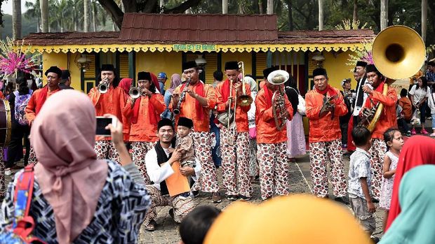 Kelompok musik mementaskan Tanjidor  saat Lebaran Betawi 2019 di lapangan silang Monumen Nasional (Monas), Jakarta, Sabtu (20/7/2019). Pemerintah Provinsi DKI Jakarta menggelar Lebaran Betawi 2019 yang ke-12 bertemakan 