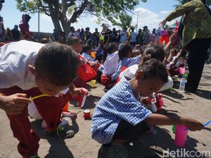 Senyum Ceria Anak dan Para Ortu Belajar Menyikat Gigi di Pulau Rinca Senyum Ceria Anak dan Para Ortu Belajar Menyikat Gigi di Pulau Rinca