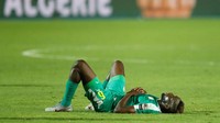 Di antara pemain-pemain Senegal, mungkin tak ada yang lebih menyesal daripada Salif Mane. Pasalnya, gol kemenangan Aljazair lebih dahulu mengenai kakinya sebelum masuk gawang. Foto: Amr Abdallah Dalsh / Reuters
