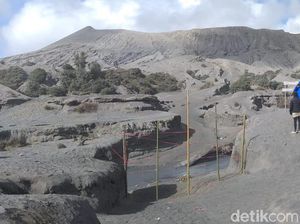 Gunung Bromo Batuk, Petugas Gabungan Pasang Pagar di Radius 1 Km