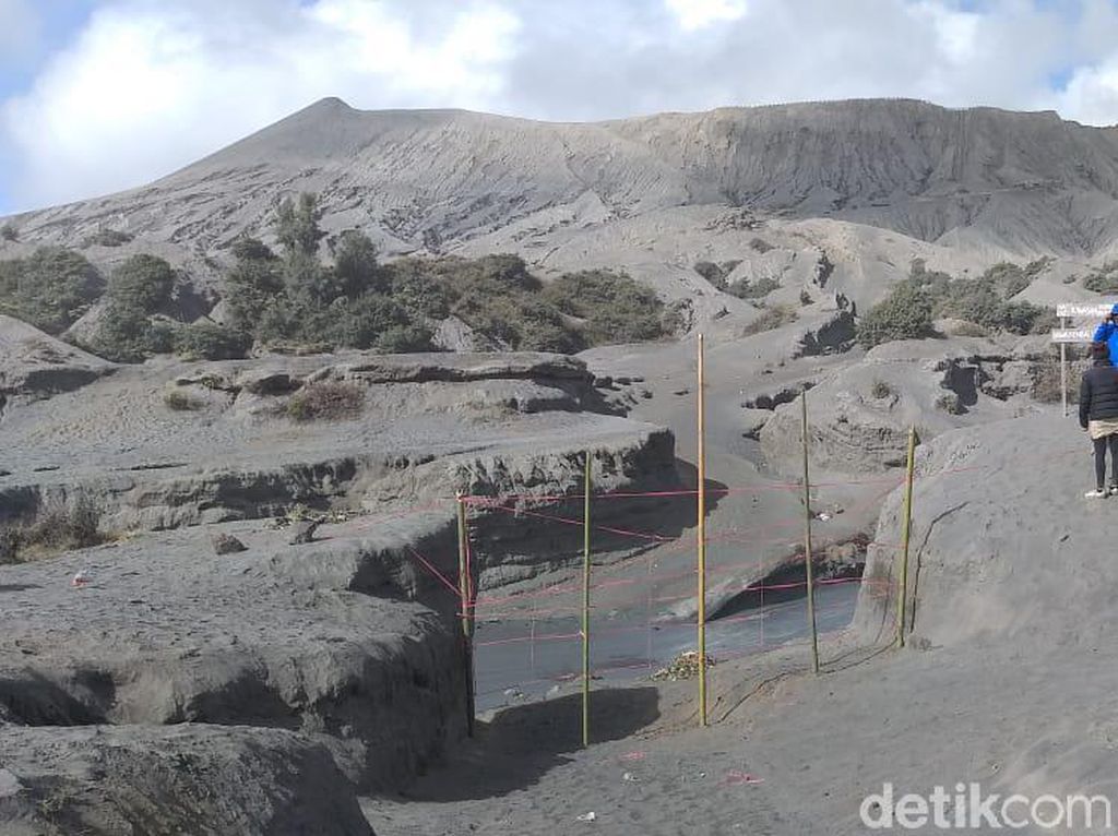 Gunung Bromo Batuk, Petugas Gabungan Pasang Pagar di Radius 1 Km Gunung Bromo Batuk, Petugas Gabungan Pasang Pagar di Radius 1 Km