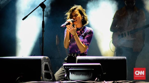 Solois Eva Celia tampil sebagai pembuka panggung utama We The Fest 2019 hari kedua, Sabtu (20/7). Kurang lebih ia tampil selama 45 menit membawakan lagu dari album pertama bertajuk And So It Begins (2016) dan album mini bertajuk Lifeline: Intoduction (2019)
