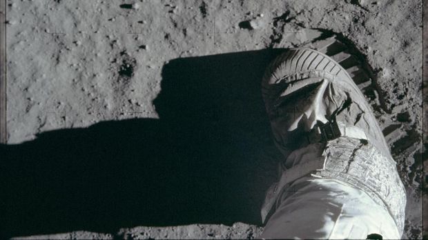 'Oleh-oleh' Batuan Bulan di Misi Apollo 11 untuk Bumi