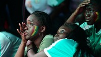 Fans Senegal yang terluka. Foto: Sylvain Cherkaoui / Reuters