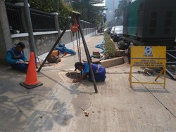 Gorong-gorong Tersumbat Sampah Kondom di Kuningan Kembali Dibersihkan