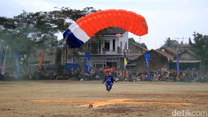 Terjun Payung Ramaikan Hari Bakti TNI AU ke-72