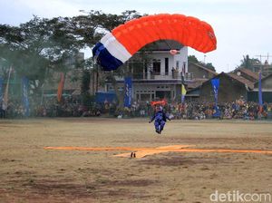 Terjun Payung Ramaikan Hari Bakti TNI AU ke-72