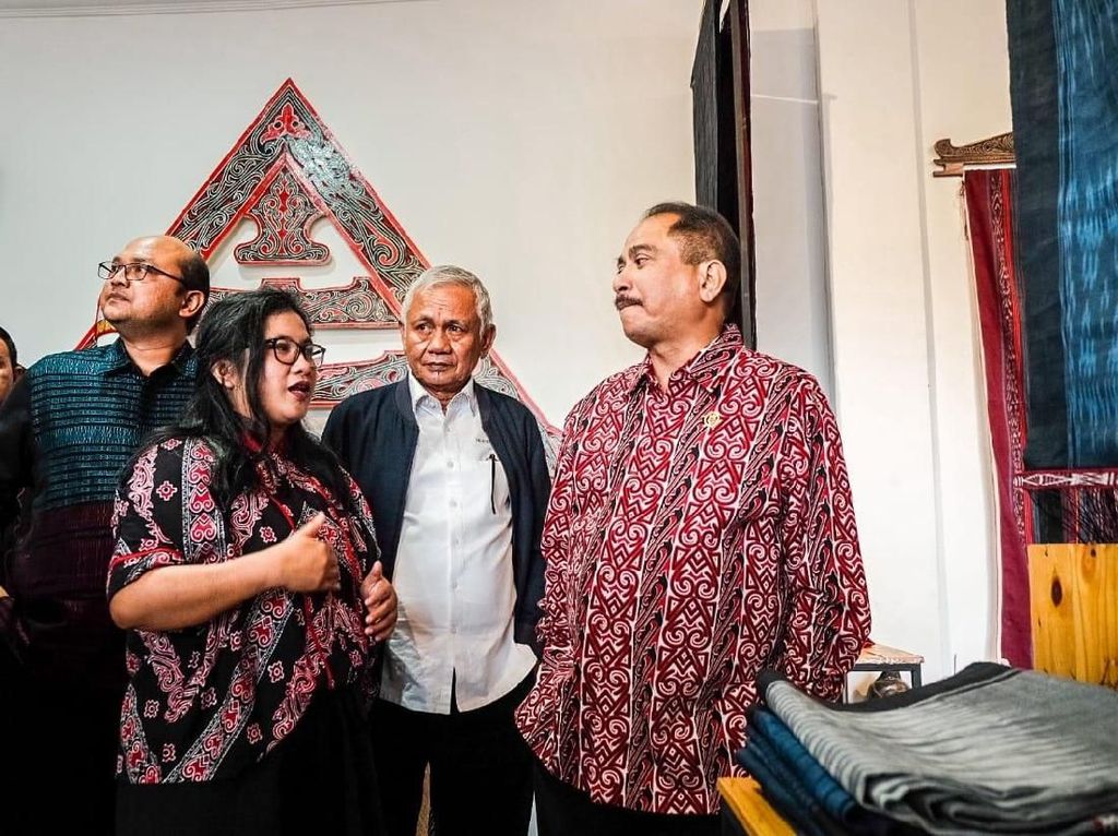 Menpar Resmikan Toko Oleh-oleh Danau Toba Batikta di Balige Menpar Resmikan Toko Oleh-oleh Danau Toba Batikta di Balige