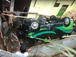 Sebuah MPV di Trenggalek Oleng Hingga Timpa Rumah Warga