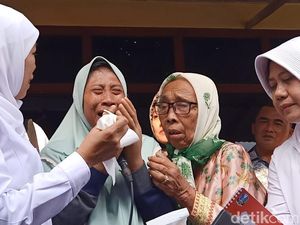 Isak Tangis Wiji Saat Terima Jari Palsu dari Gubernur Khofifah Isak Tangis Wiji Saat Terima Jari Palsu dari Gubernur Khofifah