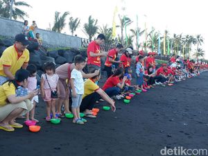 Tradisi Fang Sheng, Ribuan Penyu Dilepasliarkan ke Selat Bali