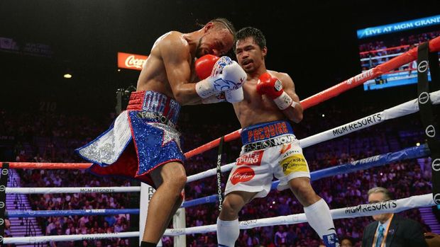 Manny Pacquiao mendominasi di awal laga, sedangkan Keith Thurman unggul di ronde-ronde akhir.