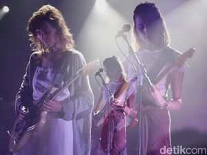 Melayang Bersama Warpaint di We The Fest 2019 Melayang Bersama Warpaint di We The Fest 2019