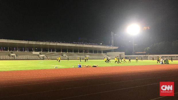 Skuat Timnas Indonesia U-23 berlatih di lapangan Stadion Madya Gelora Bung Karno, Senayan, Minggu (21/7). (
