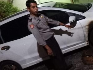 Mobil Warga Jombang Dibakar Orang Tak Dikenal dengan Bom Molotov Mobil Warga Jombang Dibakar Orang Tak Dikenal dengan Bom Molotov
