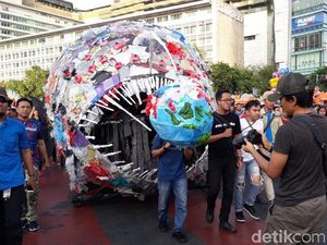 Ditemani Monster Plastik, Menteri Susi Hadir di Pawai Bebas Plastik Ditemani Monster Plastik, Menteri Susi Hadir di Pawai Bebas Plastik