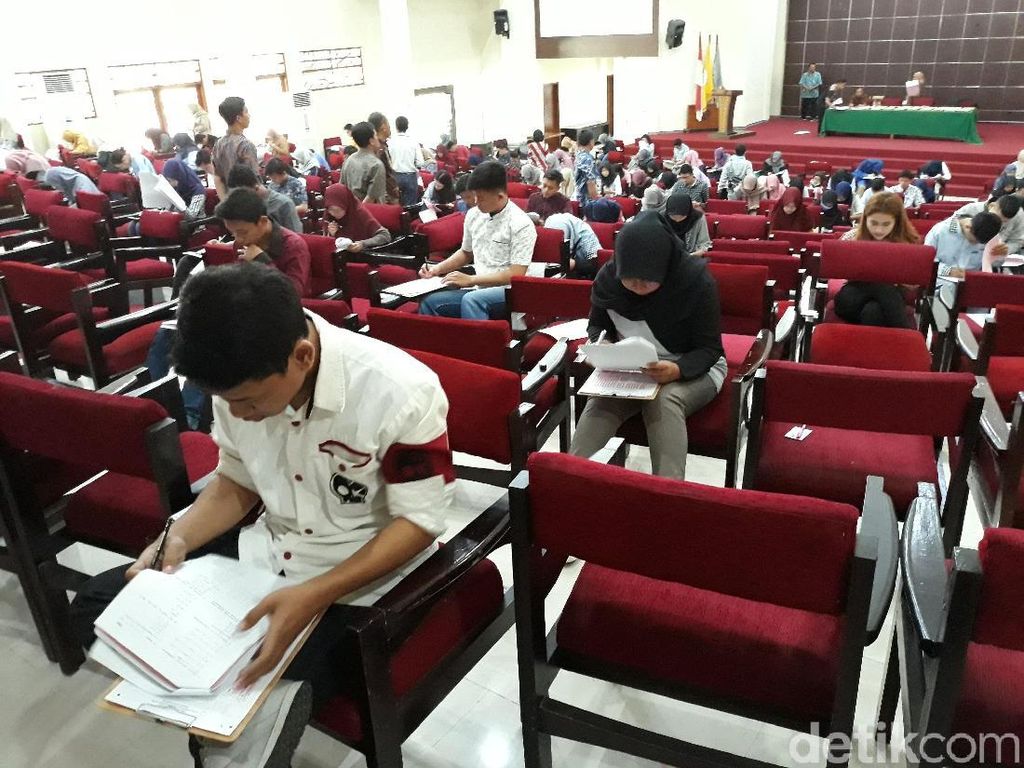 15.888 Orang Ikuti Ujian Seleksi Mandiri UNS di 8 Kota 15.888 Orang Ikuti Ujian Seleksi Mandiri UNS di 8 Kota