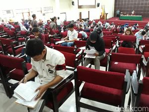 15.888 Orang Ikuti Ujian Seleksi Mandiri UNS di 8 Kota 15.888 Orang Ikuti Ujian Seleksi Mandiri UNS di 8 Kota