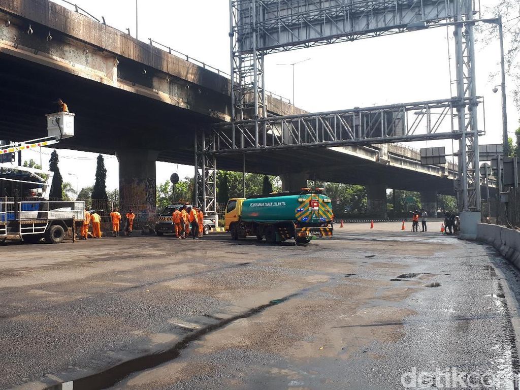 Truk Tangki Terbakar, GT Rawamangun Arah Cawang Ditutup Truk Tangki Terbakar, GT Rawamangun Arah Cawang Ditutup