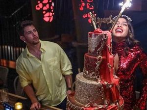 Kulineran Cut Keke hingga Kue Ulang Tahun Mewah Priyanka Chopra Kulineran Cut Keke hingga Kue Ulang Tahun Mewah Priyanka Chopra