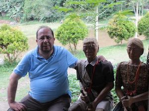 Turis Prancis Masuk Gua Londa Toraja: Man Its Amazing!
