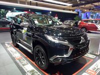 Keluarga Ini Bertualang Keliling Dunia dengan Pajero Sport