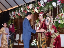 Jokowi Hadiri Pernikahan Anak Sujiwo Tejo di TMII