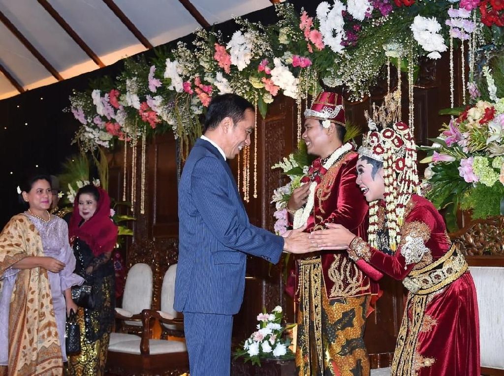 Jokowi Hadiri Pernikahan Anak Sujiwo Tejo di TMII Jokowi Hadiri Pernikahan Anak Sujiwo Tejo di TMII