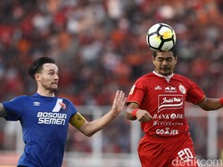 Tekanan diberikan Marc Klok dkk. di 15 menit pertama, namun masih lebih banyak kandas setelah masuk ke kotak penalti Persija.