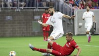 Setelah kebobolan, Madrid meningkatkan intensitas serangan tapi lagi-lagi Benzema di lini serang membuang peluang yang didapat.Di menit ke-25 Benzema mendapat ruang tembak tapi bola sepakannya melebar.