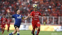 Banyak peluang berbahaya dari Persija, namun belum ada yang berbuah gol hingga turun minum.