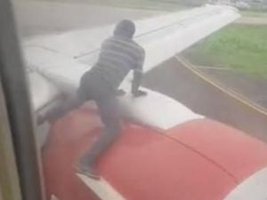 Ngeri! Pria Nigeria Nekat Panjat Sayap Pesawat Saat Hendak Lepas Landas