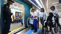 Serunya Naik MRT dengan Para Penyandang Disabilitas