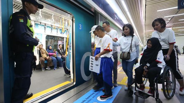 Serunya Naik MRT dengan Para Penyandang Disabilitas
