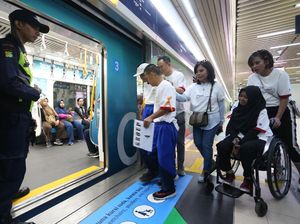 Serunya Naik MRT dengan Para Penyandang Disabilitas